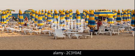 Strand in Albena am Schwarzen Meer mit vielen Sonnenliegen und zusammengefalteten Sonnenschirmen, Bulgarien Stockfoto