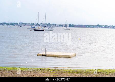 Boote in der Nähe eines Strandes in City Island New York. Stockfoto