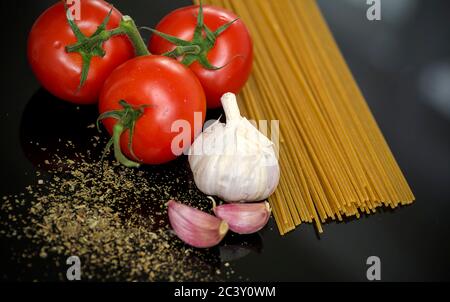 Zubereitung von Spaghetti mit Tomaten, Knoblauch und Basilikum. Stockfoto
