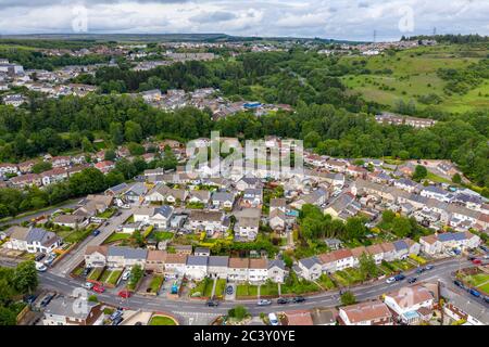 Luftdrohnenaufnahme eines Wohngebiets einer kleinen walisischen Stadt, umgeben von Hügeln (Ebbw Vale, South Wales, UK) Stockfoto