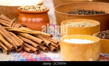 Verschiedene Gewürze in Schüsseln auf einem Tisch. Stockfoto