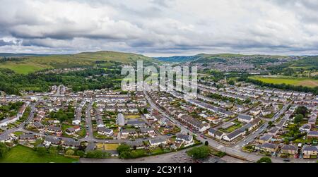 Panorama-Luftaufnahme einer kleinen walisischen Stadt umgeben von Hügeln (Ebbw Vale, South Wales, UK) Stockfoto