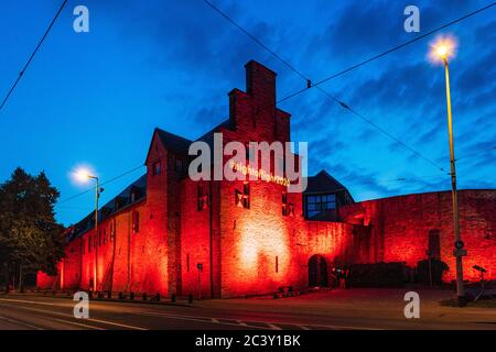 Mülheim an der Ruhr, Deutschland. 22. Juni 2020. Im Bild: Das historische Schloss Broich ist in rotes Licht getaucht. "Night of Light" ist nicht nur ein Appell an die Politik, sondern auch ein Hilferuf, die Unterhaltungsindustrie zu retten, da alle Großveranstaltungen wegen der Coronavirus / COVID-19 Krise verboten sind. In der Nacht vom 22. Auf den 23. Juni 2020 werden viele deutsche Gebäude mit rotem Licht beleuchtet, um die dramatische Situation dieser Branche zu sensibilisieren. Foto: 51North/Alamy Live News Stockfoto