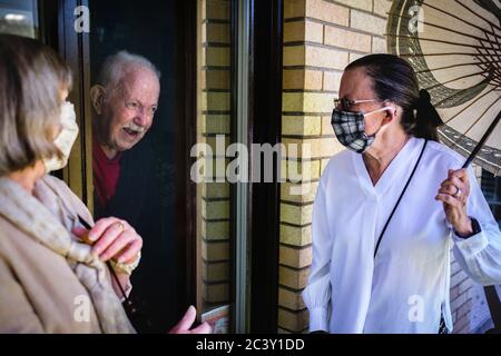 Kalispell, Montana, USA. Juni 2020. Howard Jacobson, der heute 95 Jahre alt wurde, feierte mit einer Überraschungsgeburtsparty von mehr als 30 Freunden und Familie vor seinem Fenster im Retreat in Buffalo Hill, einem Seniorrehabilitationszentrum in Kalispell, Montana, Montag Nachmittag. Kredit: Kent Meireis/ZUMA Wire/Alamy Live Nachrichten Stockfoto