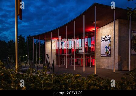 Mülheim an der Ruhr, Deutschland. 22. Juni 2020. Im Bild: Veranstaltungsort der Stadthalle. "Night of Light" ist nicht nur ein Appell an die Politik, sondern auch ein Hilferuf, die Unterhaltungsindustrie zu retten, da alle Großveranstaltungen wegen der Coronavirus / COVID-19 Krise verboten sind. In der Nacht vom 22. Auf den 23. Juni 2020 werden viele deutsche Gebäude mit rotem Licht beleuchtet, um die dramatische Situation dieser Branche zu sensibilisieren. Foto: 51North/Alamy Live News Stockfoto