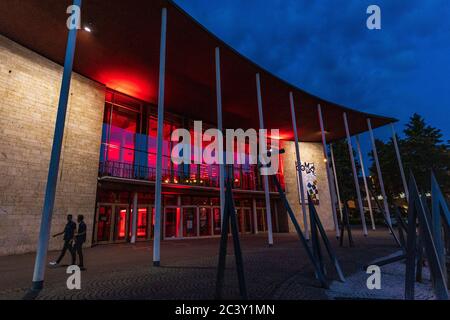 Mülheim an der Ruhr, Deutschland. 22. Juni 2020. Im Bild: Veranstaltungsort der Stadthalle. "Night of Light" ist nicht nur ein Appell an die Politik, sondern auch ein Hilferuf, die Unterhaltungsindustrie zu retten, da alle Großveranstaltungen wegen der Coronavirus / COVID-19 Krise verboten sind. In der Nacht vom 22. Auf den 23. Juni 2020 werden viele deutsche Gebäude mit rotem Licht beleuchtet, um die dramatische Situation dieser Branche zu sensibilisieren. Foto: 51North/Alamy Live News Stockfoto