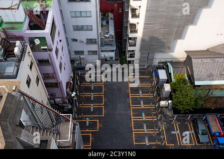 Gebäude und Parkplätze in Akasaka Mitsuke. Blick von oben. Tokio, Japan. Stockfoto