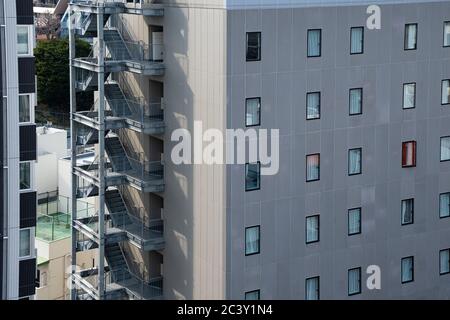 Moderne Gebäudefassade mit Feuerschutzanlage. Akasaka Mitsuke, Tokio, Japan. Stockfoto