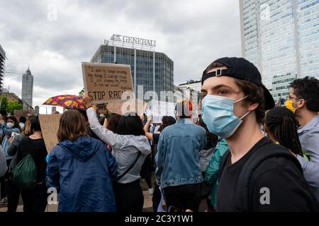 Ein Protestler hält ein Plakat mit Angela Davis Worten "Ich akzeptiere die Dinge nicht mehr..." während der Protestversammlung in Solidarität mit der BLM-Bewegung. Stockfoto