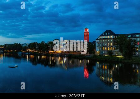 Mülheim an der Ruhr, Deutschland. 22. Juni 2020. Der Turm des Mülheimer Rathauses ist in rotes Licht getaucht. "Night of Light" ist nicht nur ein Appell an die Politik, sondern auch ein Hilferuf, die Unterhaltungsindustrie zu retten, da alle Großveranstaltungen wegen der Coronavirus / COVID-19 Krise verboten sind. In der Nacht vom 22. Auf den 23. Juni 2020 werden viele deutsche Gebäude mit rotem Licht beleuchtet, um die dramatische Situation dieser Branche zu sensibilisieren. Foto: 51North/Alamy Live News Stockfoto