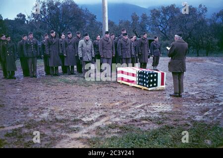 Kaplan R.T. Dubraue dirigiert regnerisches GI Funeral, Foto von William R. Wilson, 1941-1945 Stockfoto