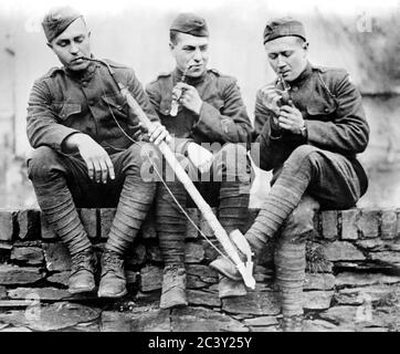 Drei amerikanische Soldaten rauchten Pfeifen am Ende des Ersten Weltkriegs, Cochem, Deutschland, Bain News Service, 1919 Stockfoto