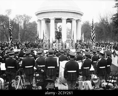 Präsident Herbert Hoover und Militärbeamte im District of Columbia war Memorial erinnern an Washington D.C. Soldaten, die am Ersten Weltkrieg teilnahmen, Washington, D.C., USA, Harris & Ewing, 11. November 1931 Stockfoto