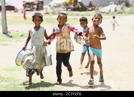 Beawar, Indien. Juni 2020. Arme Kinder laufen in einem Slum-Gebiet, inmitten der fortlaufenden landesweiten COVID-19-Sperre, am Stadtrand von Beawar, um Nahrung zu erhalten. (Foto von Sumit Saraswat/Pacific Press) Quelle: Pacific Press Agency/Alamy Live News Stockfoto