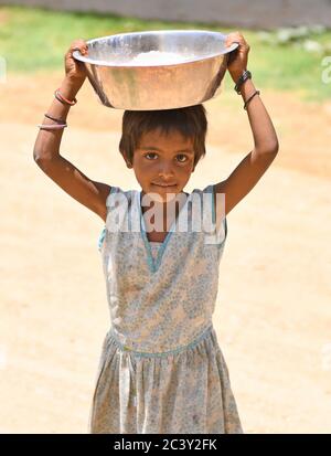 Beawar, Indien. Juni 2020. Ein armes Kind lächelt, nachdem es in einem Slum-Gebiet Mehl bekommen hat, inmitten der fortlaufenden landesweiten COVID-19-Sperre am Stadtrand von Beawar. (Foto von Sumit Saraswat/Pacific Press) Quelle: Pacific Press Agency/Alamy Live News Stockfoto