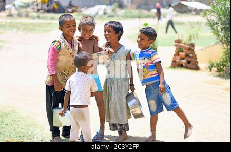 Beawar, Indien. Juni 2020. Arme Kinder lächeln in einem Slum-Gebiet, inmitten der laufenden landesweiten COVID-19-Sperre, am Stadtrand von Beawar. (Foto von Sumit Saraswat/Pacific Press) Quelle: Pacific Press Agency/Alamy Live News Stockfoto