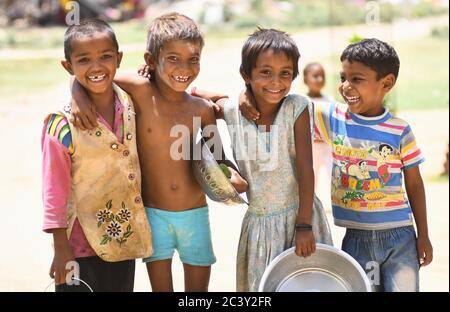 Beawar, Indien. Juni 2020. Arme Kinder lächeln in einem Slum-Gebiet, inmitten der laufenden landesweiten COVID-19-Sperre, am Stadtrand von Beawar. (Foto von Sumit Saraswat/Pacific Press) Quelle: Pacific Press Agency/Alamy Live News Stockfoto