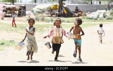 Beawar, Indien. Juni 2020. Arme Kinder laufen in einem Slum-Gebiet, inmitten der fortlaufenden landesweiten COVID-19-Sperre, am Stadtrand von Beawar, um Nahrung zu erhalten. (Foto von Sumit Saraswat/Pacific Press) Quelle: Pacific Press Agency/Alamy Live News Stockfoto