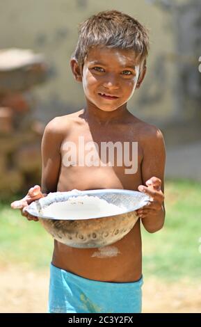 Beawar, Indien. Juni 2020. Ein armes Kind lächelt, nachdem es in einem Slum-Gebiet Mehl bekommen hat, inmitten der fortlaufenden landesweiten COVID-19-Sperre am Stadtrand von Beawar. (Foto von Sumit Saraswat/Pacific Press) Quelle: Pacific Press Agency/Alamy Live News Stockfoto