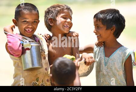 Beawar, Indien. Juni 2020. Arme Kinder lächeln in einem Slum-Gebiet, inmitten der laufenden landesweiten COVID-19-Sperre, am Stadtrand von Beawar. (Foto von Sumit Saraswat/Pacific Press) Quelle: Pacific Press Agency/Alamy Live News Stockfoto