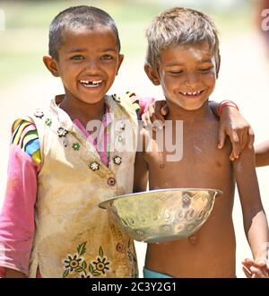 Beawar, Indien. Juni 2020. Arme Kinder lächeln in einem Slum-Gebiet, inmitten der laufenden landesweiten COVID-19-Sperre, am Stadtrand von Beawar. (Foto von Sumit Saraswat/Pacific Press) Quelle: Pacific Press Agency/Alamy Live News Stockfoto