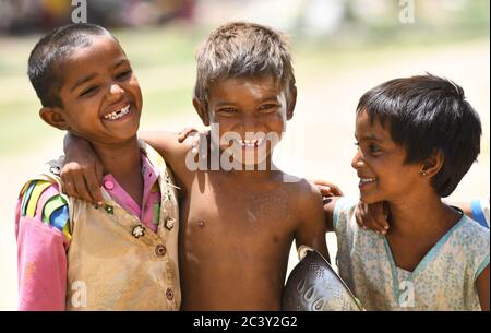 Beawar, Indien. Juni 2020. Arme Kinder lächeln in einem Slum-Gebiet, inmitten der laufenden landesweiten COVID-19-Sperre, am Stadtrand von Beawar. (Foto von Sumit Saraswat/Pacific Press) Quelle: Pacific Press Agency/Alamy Live News Stockfoto