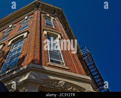 Abstrakte Gebäudeecke und Himmel Stockfoto