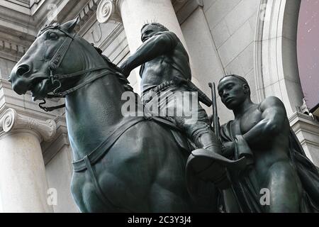 New York City, USA. Juni 2020. Die Theodore Roosevelt Equestrian Statue, die am Vordereingang des American Museum of Natural History am Central Park West sitzt, wird entfernt, weil sie für Schwarze und Indianer beleidigend ist, New York, NY, 22. Juni 2020. Die Entfernung der Statue des 26. Präsidenten Amerikas auf einem Pferd, die auf der einen Seite mit einem indianischen Mann und auf der anderen Seite mit einem afrikanischen Mann dargestellt ist, wurde vom New Yorker Bürgermeister Bill de Blasio genehmigt, nachdem das Museum sie abheben wollte. (Anthony Behar/Sipa USA) Quelle: SIPA USA/Alamy Live News Stockfoto