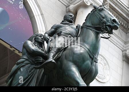 New York City, USA. Juni 2020. Die Theodore Roosevelt Equestrian Statue, die am Vordereingang des American Museum of Natural History am Central Park West sitzt, wird entfernt, weil sie für Schwarze und Indianer beleidigend ist, New York, NY, 22. Juni 2020. Die Entfernung der Statue des 26. Präsidenten Amerikas auf einem Pferd, die auf der einen Seite mit einem indianischen Mann und auf der anderen Seite mit einem afrikanischen Mann dargestellt ist, wurde vom New Yorker Bürgermeister Bill de Blasio genehmigt, nachdem das Museum sie abheben wollte. (Anthony Behar/Sipa USA) Quelle: SIPA USA/Alamy Live News Stockfoto