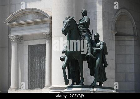 New York City, USA. Juni 2020. Die Theodore Roosevelt Equestrian Statue, die am Vordereingang des American Museum of Natural History am Central Park West sitzt, wird entfernt, weil sie für Schwarze und Indianer beleidigend ist, New York, NY, 22. Juni 2020. Die Entfernung der Statue des 26. Präsidenten Amerikas auf einem Pferd, die auf der einen Seite mit einem indianischen Mann und auf der anderen Seite mit einem afrikanischen Mann dargestellt ist, wurde vom New Yorker Bürgermeister Bill de Blasio genehmigt, nachdem das Museum sie abheben wollte. (Anthony Behar/Sipa USA) Quelle: SIPA USA/Alamy Live News Stockfoto
