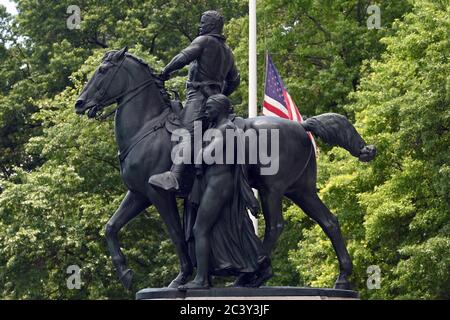 New York City, USA. Juni 2020. Die Theodore Roosevelt Equestrian Statue, die am Vordereingang des American Museum of Natural History am Central Park West sitzt, wird entfernt, weil sie für Schwarze und Indianer beleidigend ist, New York, NY, 22. Juni 2020. Die Entfernung der Statue des 26. Präsidenten Amerikas auf einem Pferd, die auf der einen Seite mit einem indianischen Mann und auf der anderen Seite mit einem afrikanischen Mann dargestellt ist, wurde vom New Yorker Bürgermeister Bill de Blasio genehmigt, nachdem das Museum sie abheben wollte. (Anthony Behar/Sipa USA) Quelle: SIPA USA/Alamy Live News Stockfoto