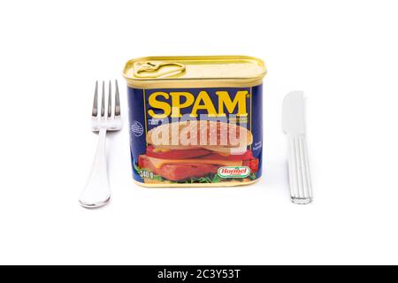 Toronto, Kanada, 10. Mai 2020; eine Dose Spam-Fleisch mit Messer und Gabel, was auf ein minimalistisches Dining-Erlebnis in Weiß hindeutet Stockfoto