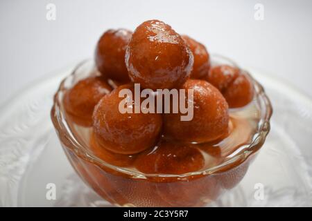 Blick von oben auf leckere Gulab Jamun Milch-solide Basis beliebt und traditionelle süße Dessert indische Küche Gericht während des Festes gegessen. Dekoriert Stockfoto