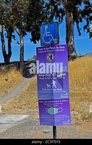 Alameda Creek Trail Stables Staging Area, Regeln Zeichen, packen Sie es ein- packen Sie es aus, halten Hunde an der Leine, tragen Masken im Umkreis von 6 Fuß von anderen, in Englisch und Spanisch Kalifornien Stockfoto