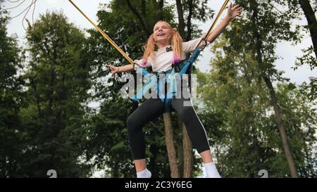 Teenager Mädchen springen auf dem Trampolin Bungee. Stockfoto