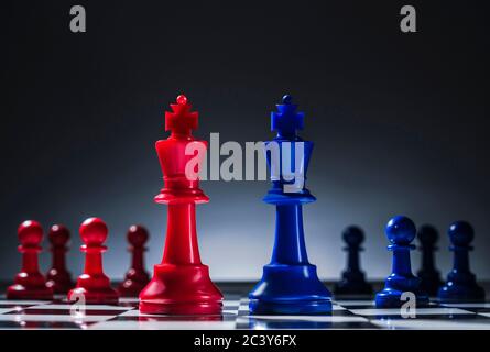 Studioaufnahme von roten und blauen Schachfiguren, die uns symbolisieren Demokratische und republikanische Parteien Stockfoto