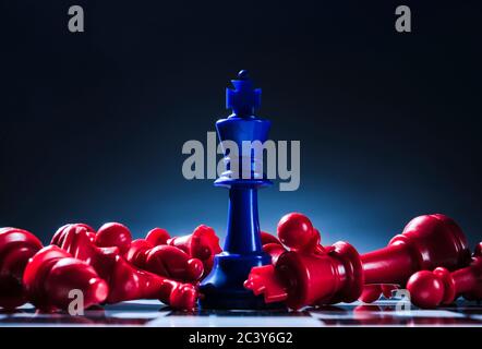 Studioaufnahme von roten und blauen Schachfiguren, die uns symbolisieren Demokratische und republikanische Parteien Stockfoto