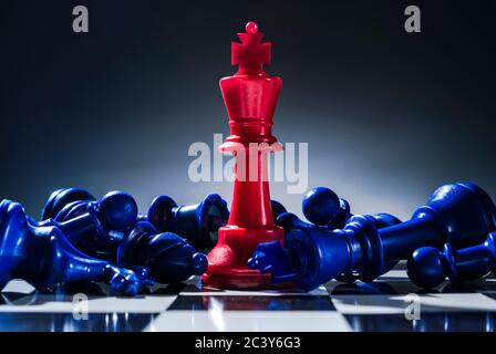 Studioaufnahme von roten und blauen Schachfiguren, die uns symbolisieren Demokratische und republikanische Parteien Stockfoto