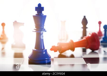 Studioaufnahme von roten und blauen Schachfiguren, die uns symbolisieren Demokratische und republikanische Parteien Stockfoto