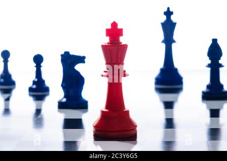 Studioaufnahme von roten und blauen Schachfiguren, die uns symbolisieren Demokratische und republikanische Parteien Stockfoto
