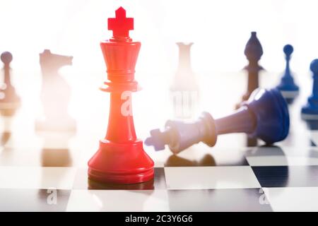 Studioaufnahme von roten und blauen Schachfiguren, die uns symbolisieren Demokratische und republikanische Parteien Stockfoto