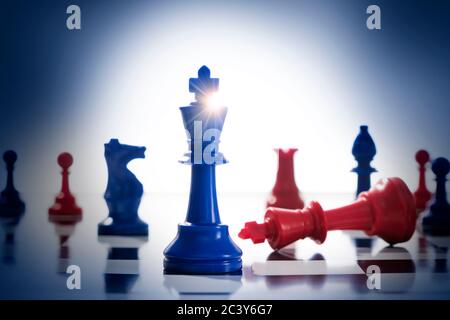 Studioaufnahme von roten und blauen Schachfiguren, die uns symbolisieren Demokratische und republikanische Parteien Stockfoto