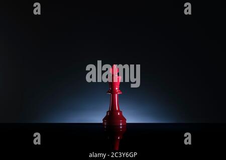 Studioaufnahme des roten Schachkönigs Stockfoto