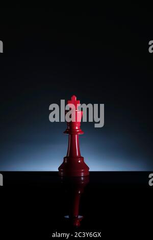 Studioaufnahme des roten Schachkönigs Stockfoto