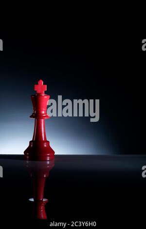 Studioaufnahme des roten Schachkönigs Stockfoto