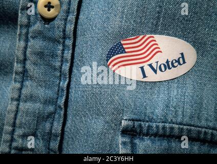 Nahaufnahme von I Voted Sticker on Denim Shirt Stockfoto