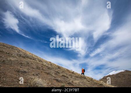 USA, Idaho, Bellevue, Senior woman hiking in Mountains Stockfoto