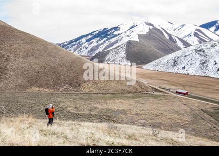 USA, Idaho, Bellevue, Senior woman hiking in Mountains Stockfoto