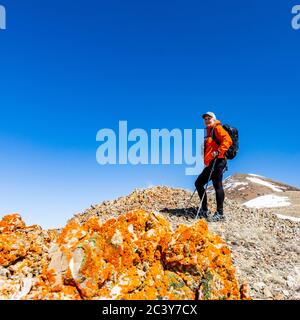 USA, Idaho, Bellevue, Senior woman hiking in Mountains Stockfoto