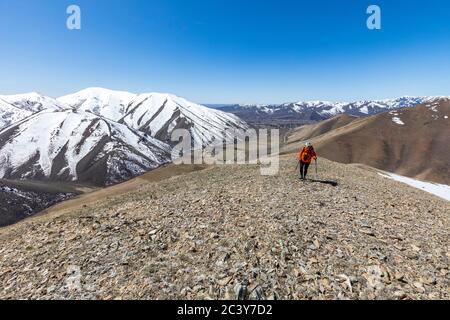 USA, Idaho, Bellevue, Senior woman hiking in Mountains Stockfoto